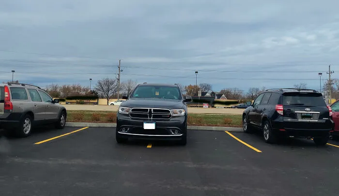 Black Friday. No hay espacios para aparcar. El dueño de este coche me vio haciéndole una foto, me hizo la peineta y me llamó Karen