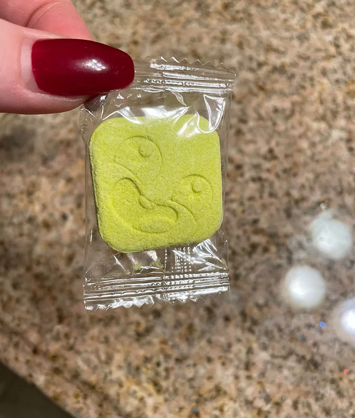 Le robé uno de estos caramelos a mi hijo y aprendí por las malas que en realidad son jabones envueltos individualmente
