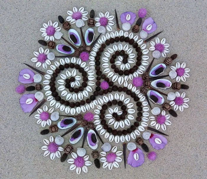 I’m A Land Artist And I Make Mandalas From The Seasonal Materials I Find On My Walks (29 Pics)