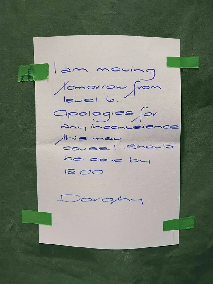 Escritura futurista en mi edificio