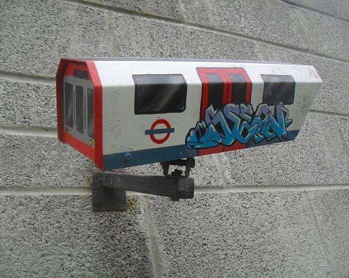 Este artista hace que las calles vuelvan a ser divertidas creando grafitis que interactúan con su entorno (30 nuevas fotos)