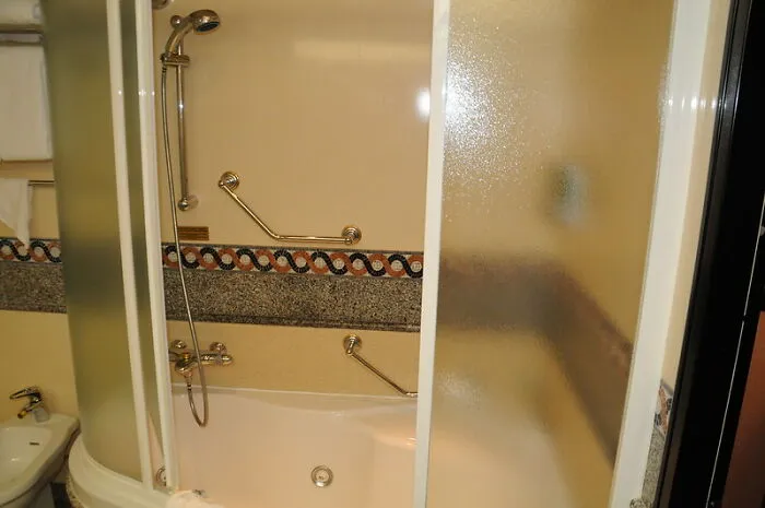 34 Stories About The Worst Things Guests Did, Told By Users Of This Online Community