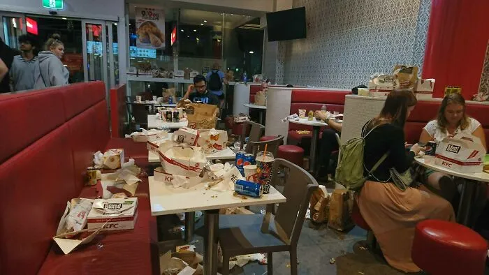 El estado en el que estas personas dejaron el KFC