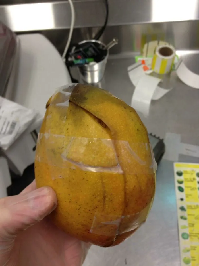Hoy un cliente quiso devolver un producto porque “estaba muy maduro”, le pregunté si ya lo había intentado comer de todas formas. Me dijo: “¿Te parece que lo toqué?”