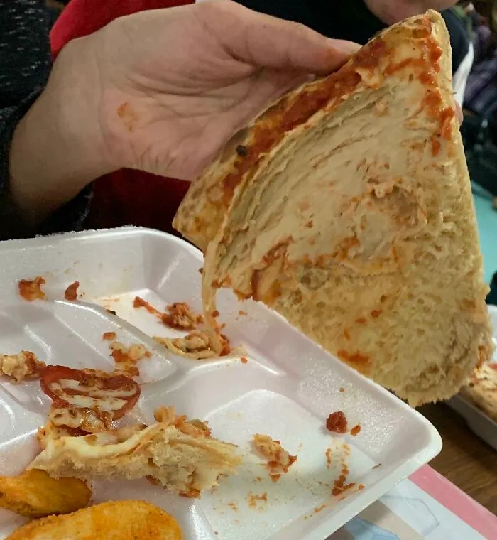 Mi escuela sirve pizza prácticamente cruda