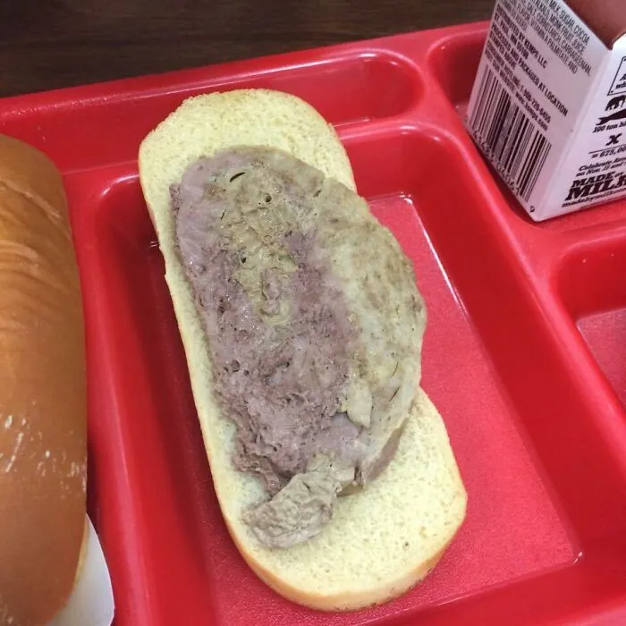¿Te quejas de los almuerzos escolares? Este es el "bistec con queso de mi escuela"