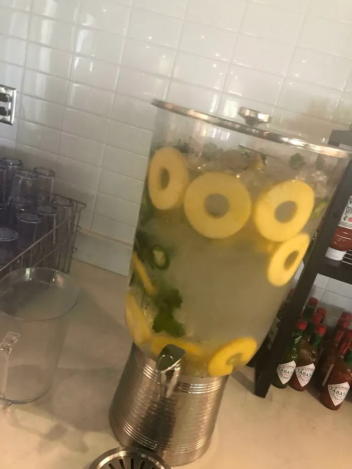 A mi escuela le gusta hacer agua de frutas en nuestro comedor. Así que hoy tenemos agua de jalapeño y piña