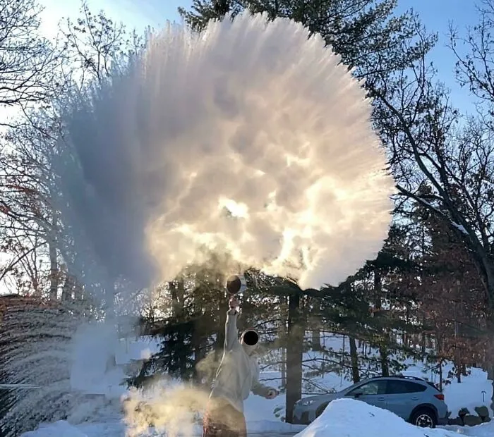 Mi padre lanzando agua hirviendo al aire en un día muy frío