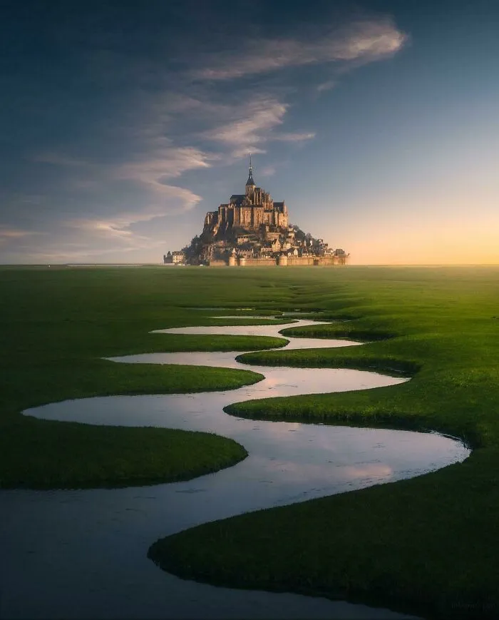Una mañana dorada en el monte Saint-Michel, Francia