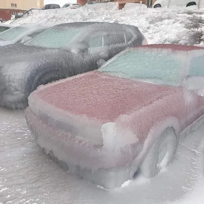 Coches tras la lluvia helada en Vladivostok, Rusia