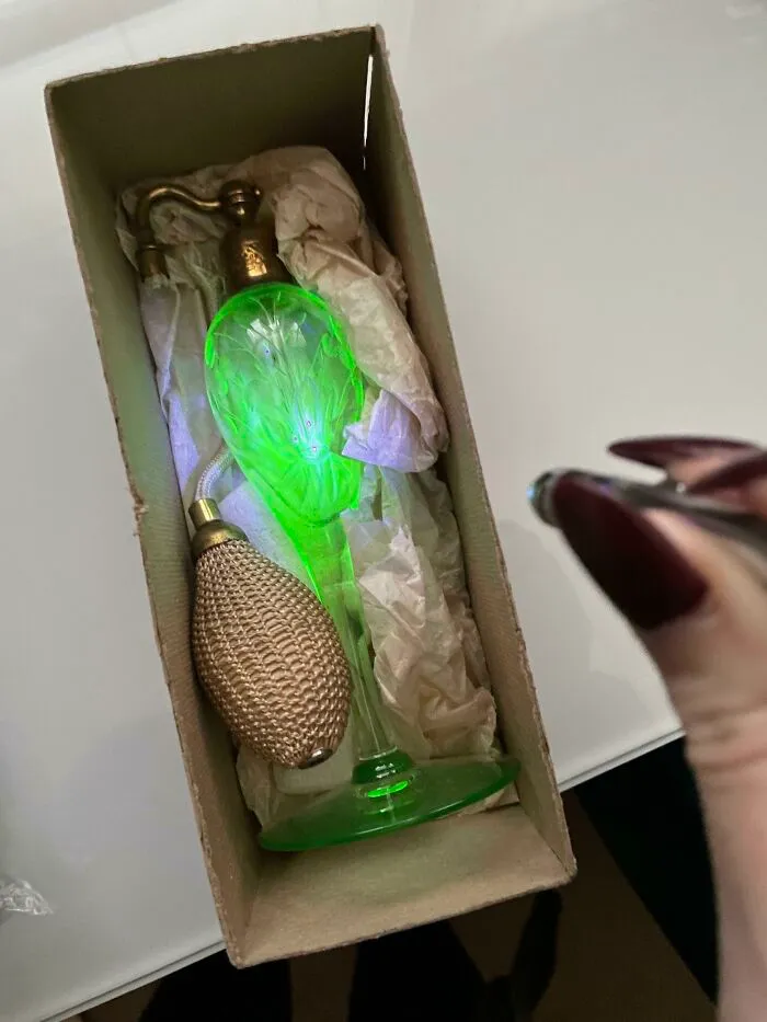 Este frasco de perfume de 100 años que brilla bajo la luz negra