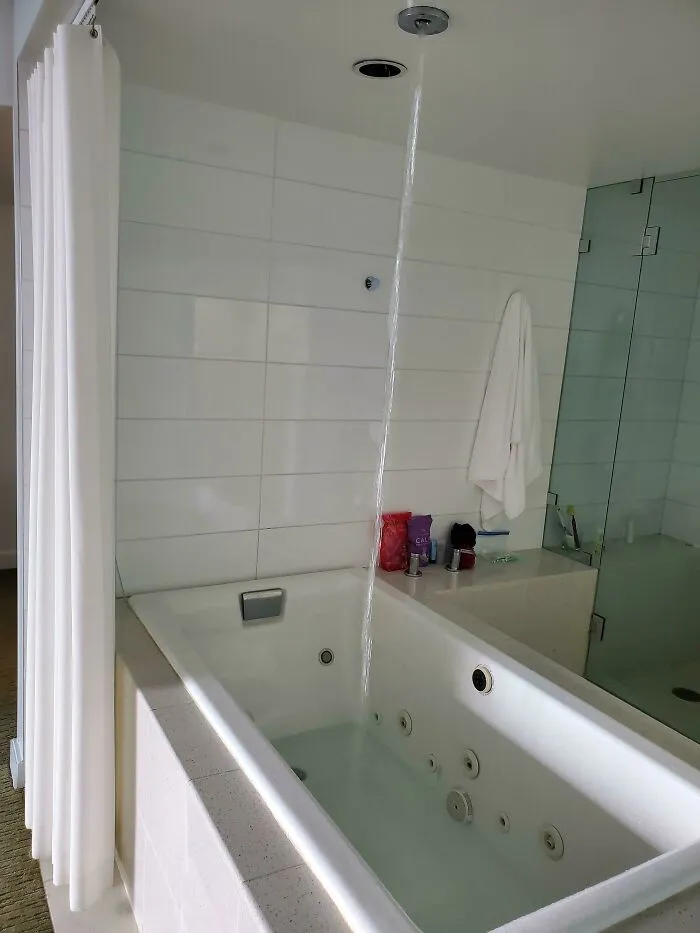 La bañera de hidromasaje de mi hotel se llena desde el techo