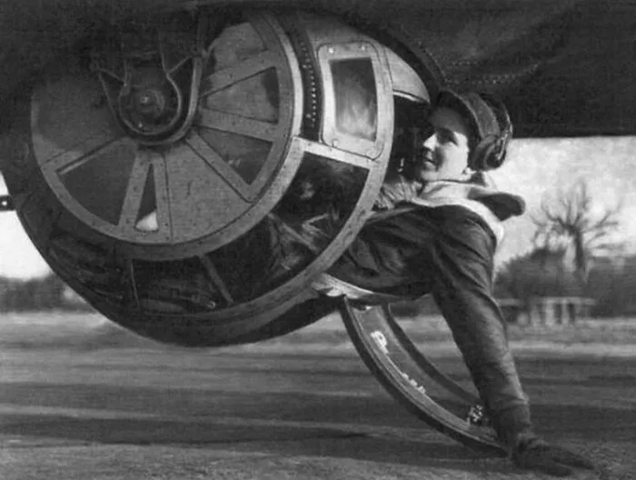 In 1943, Ball Turret Gunner Alan Magee’s B-17 Bomber Was Hit By Flak And Began To Spin Out Of Control. He Fell Over Four Miles Without A Parachute Before Crashing Through The Glass Roof Of A Railroad Station. He Survived The Fall And Lived To Age 84