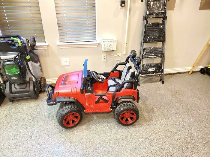 Acabo de pintar el Jeep de mi hermano de 3 años de edad de color rojo porque sólo quiere conducirlo si es rojo, ahora está llorando porque quiere que sea blanco de nuevo