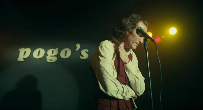 En Joker (2019), Arthur actúa en el club de la comedia Pogo's. Fue nombrado en honor al asesino en serie John Wayne Gacy. Gacy entretenía regularmente a los niños como "Pogo el payaso"