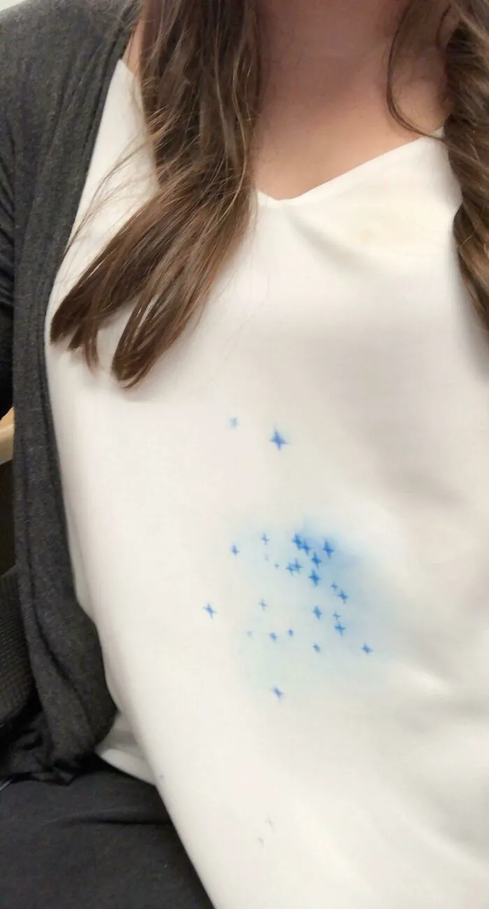 La tinta de mi sello de fecha en el trabajo explotó en mi camisa y las gotas formaron pequeñas estrellas