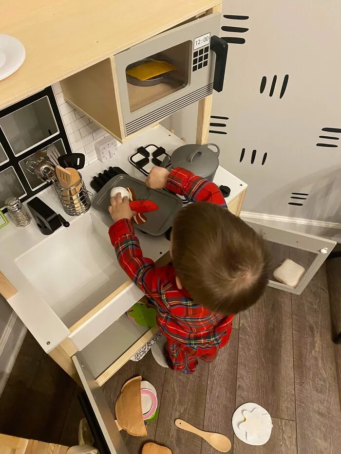Papás: Compren a su(s) hijo(s), sin importar el género, una cocina. Hago más cosas cuando le pido a mi hijo que me haga la comida que con cualquier otro juguete.