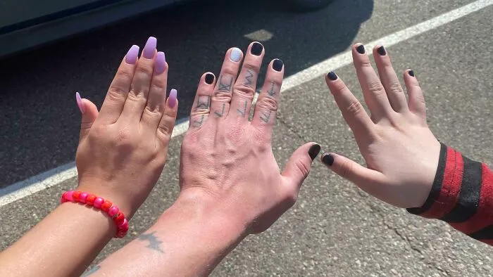 Soy un padre soltero a tiempo completo desde noviembre, y hoy llevé a mis hijas a hacerse las uñas. ¡Fue mi primera vez y me encanta!