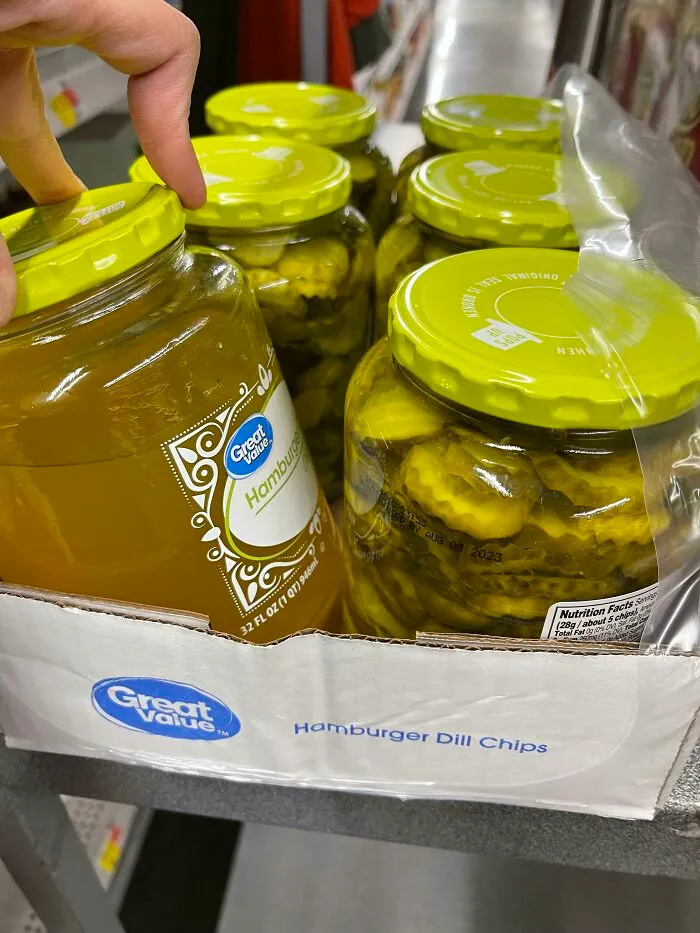 Trabajo en el almacén y encontré esta joya. Se olvidaron de añadir los pepinillos