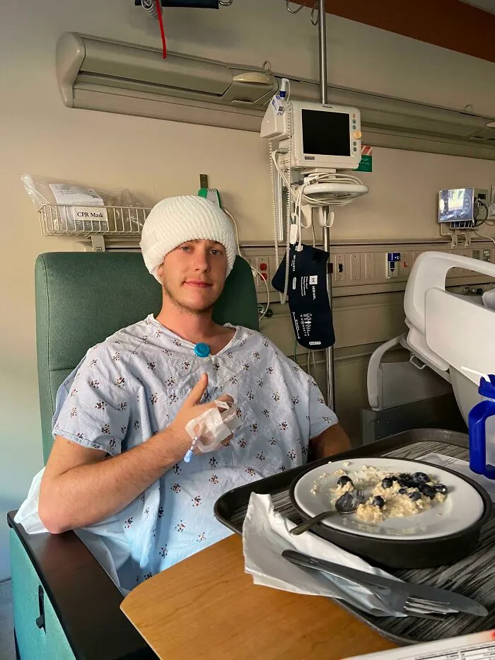 Recién pude pararme y comer por primera vez luego de haber tenido una cirugía de cerebro ayer