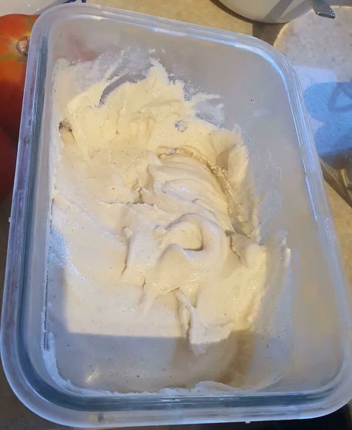 Mi primer helado de vainilla casero. Por desgracia, la receta no pedía 150 g de sal y una pizca de azúcar