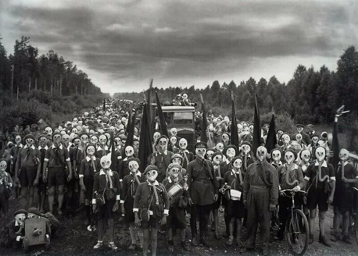 Jóvenes pioneros en un ejercicio de defensa. Foto de Viktor Bulla, Leningrado, URSS, 1937
