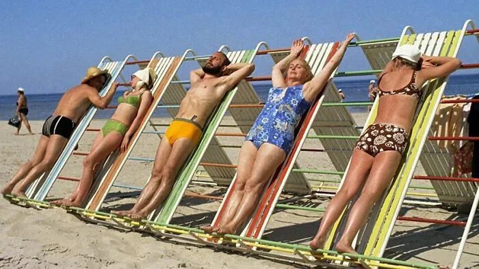 Vacacionistas tomando el sol en la costa del Golfo de Riga en Jurmala. Foto de Yakov Berliner, RSS de Letonia, 1975