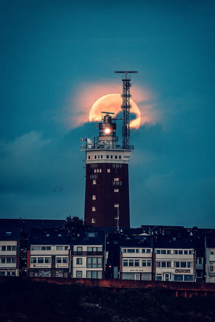 October 2021 – Lighthouse With The Full Moon, Helgoland