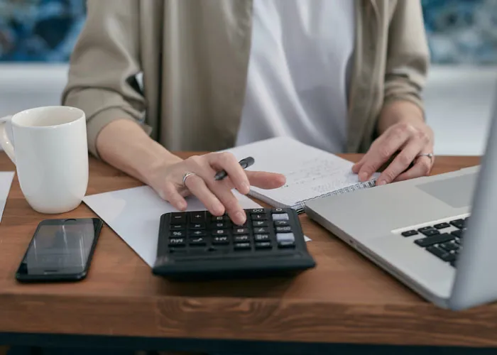 "Es un 'beneficio' para mi empleador, no para mí": La gente está compartiendo 20 cosas insultantes que les han ofrecido como un beneficio en el trabajo