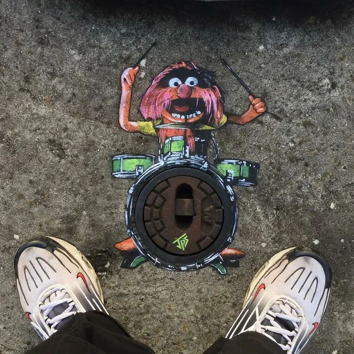 Este artista hace que las calles vuelvan a ser divertidas creando grafitis que interactúan con su entorno (30 nuevas fotos)