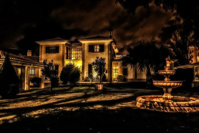 30 Situations That Happened At Night And Caught People Off Guard, As Revealed By Users Of This Online Group