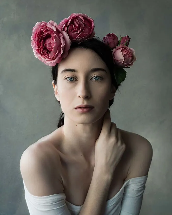 Sophia con rosas, de la serie “Ode To Beauty” de Pat Rose