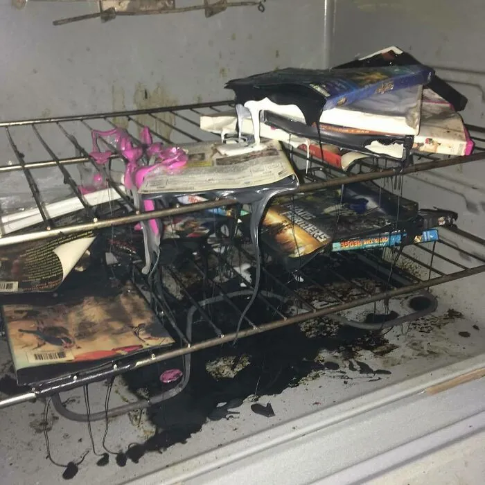 Cuando tus hijos están recorriendo el mundo y siguen causando accidentes. Auto recordatorio, comprueba si hay algo en el horno porque tienes niños