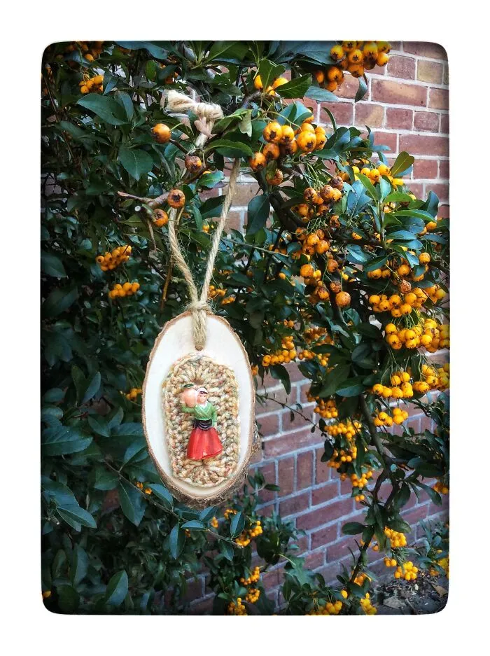 I Paint Mini Canvases With Crochet (14 Pics)