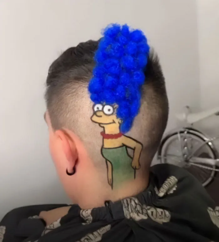 El peluquero tiene habilidades pero no querría que mi hijo anduviera por ahí con esto