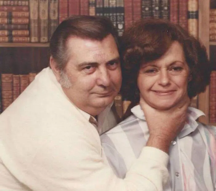 Los padres de un amigo, encontrado en Facebook: