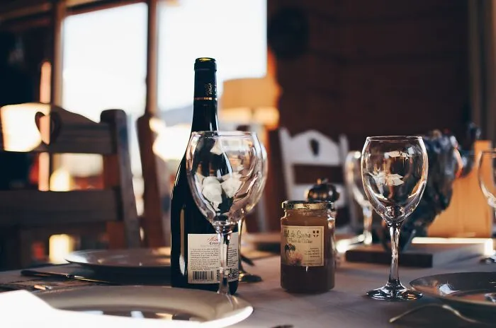 30 Of The Worst Dates Ever, As Per Servers Who Witnessed Them