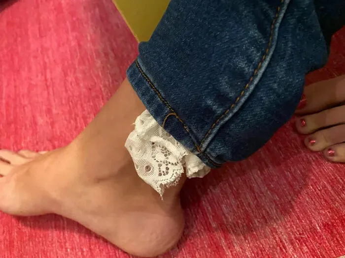 Mi amiga fue a trabajar con la ropa interior colgando de sus pantalones todo el día