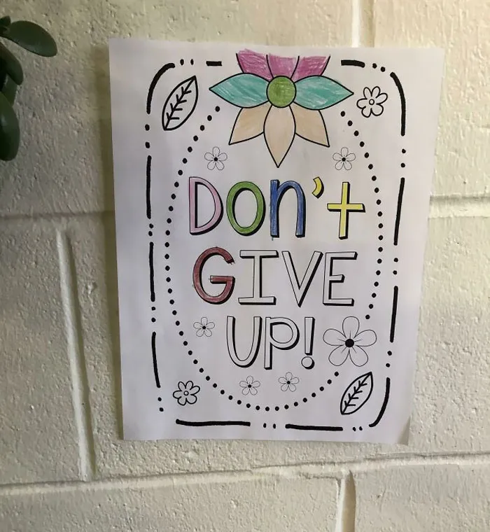 Este cartel en la escuela primaria de mi hijo me llena de alegría nihilista