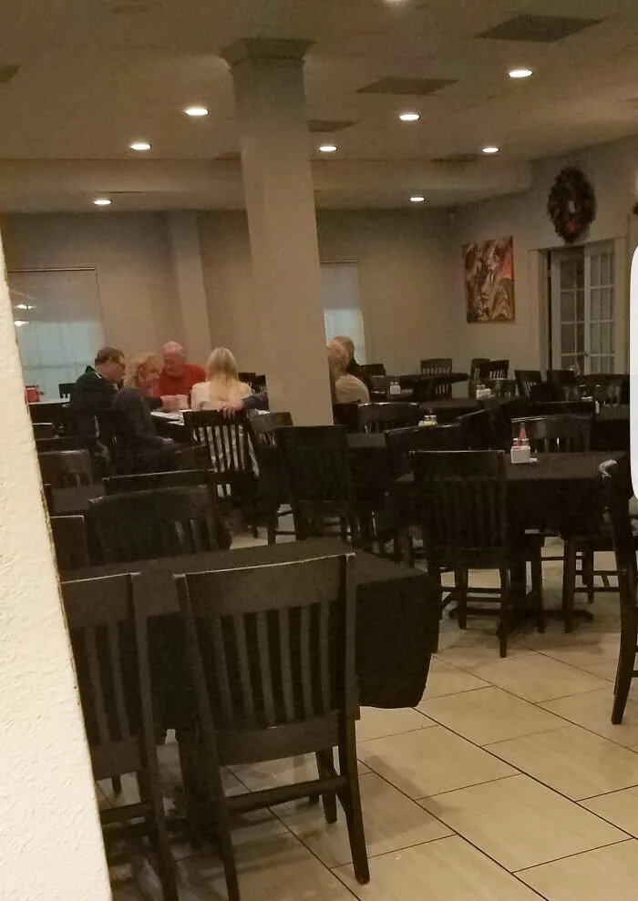Continuaron sentados en la mesa por horas luego del horario de cierre, totalmente indiferentes ante el hecho de que hay que esperar a que se vayan para que poder cerrar