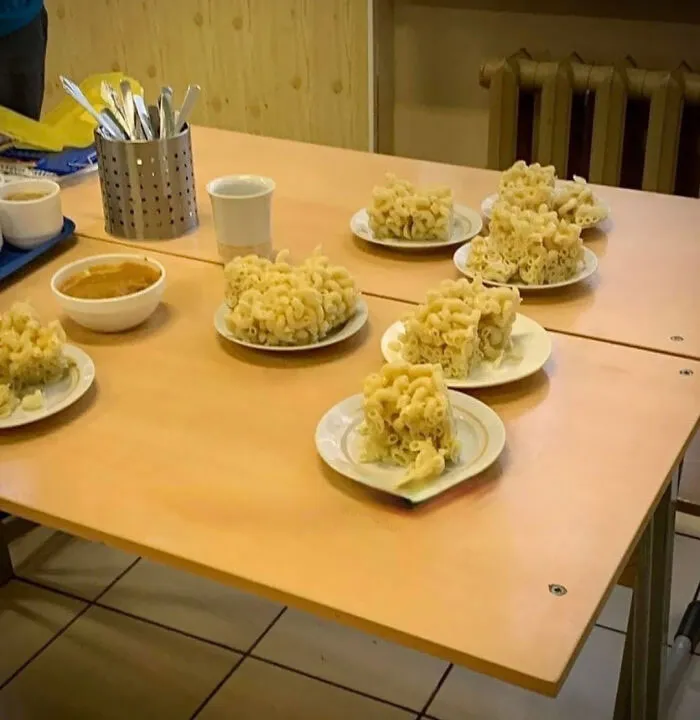 La comida  en una de las escuelas de Moscú. Supongo que son macarrones y cemento