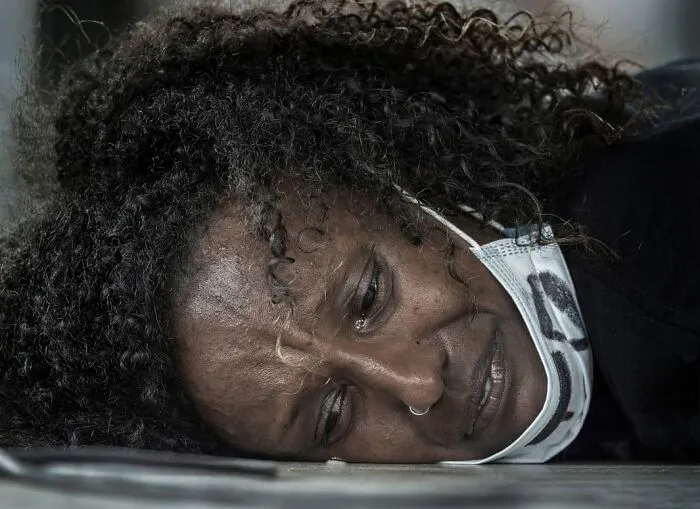 Lágrimas por George Floyd. Oro en editorial, política