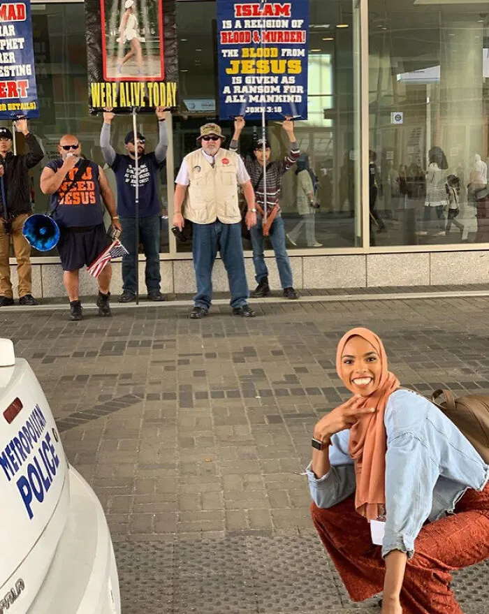 This Muslim Woman Took A Photo In Front Of An Anti-Muslim Protest Like A Pro