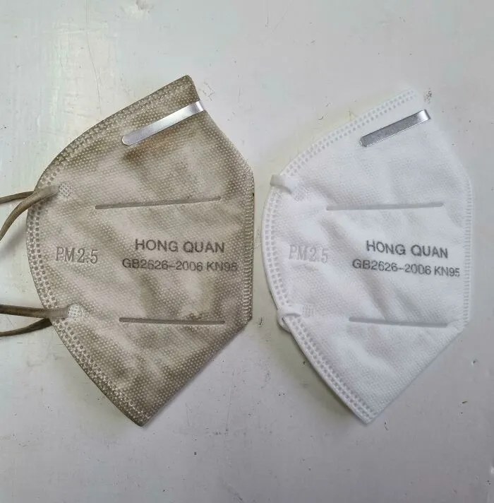 Mi mascarilla para el polvo antes y después de un turno de 11 horas en el sur de Australia