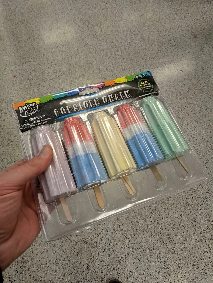 Tiza de colores con  forma de polo, incluso con el palito ¿Qué podría salir mal dándole esto a los niños?