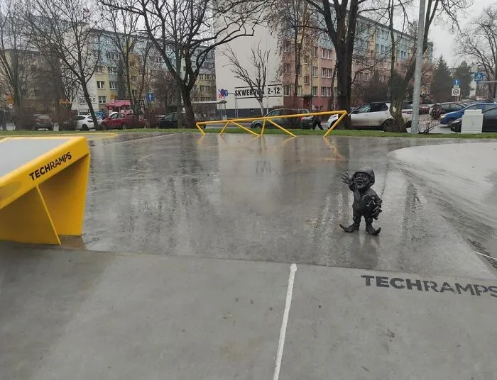 Los gnomos son el símbolo de mi ciudad. Antes era un juego de la ciudad para los turistas encontrarlos a todos, pero hay tantos que ya no tiene sentido. La ciudad abrió un nuevo parque de patinaje en la ciudad. Para celebrarlo pusieron un gnomo allí. Gnomo de metal con puntas en la parte superior de una rampa justo al lado de un carril