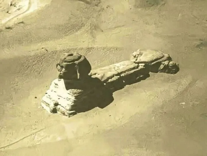 Foto de la esfinge tomada desde un globo aerostático a finales del siglo XIX. Aún estaba cubierta de arena