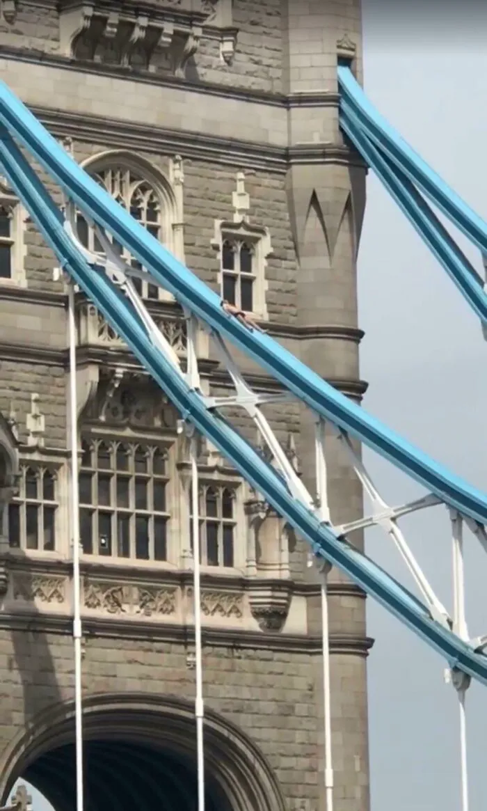 Hoy, el puente de la torre de Londres se ha cerrado por completo porque un hombre ha decidido tomar el sol en una de sus vigas de soporte