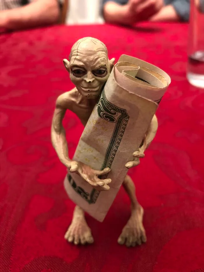 Mi familia y yo usamos este juguete de Gollum para sostener el dinero cuando jugamos a las cartas