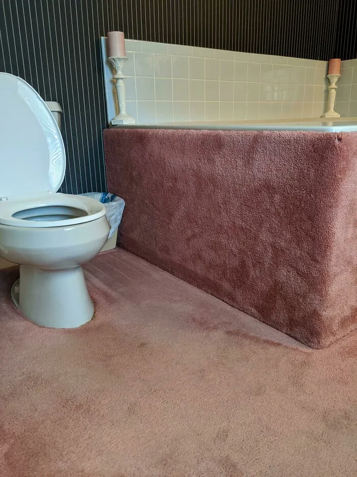 ¿Odiáis una alfombra en el baño? Yo puedo hacer lo mismo. Mis padres tienen un baño con una alfombra que llega hasta las paredes de la bañera. Puntos extra por el terrible papel pintado